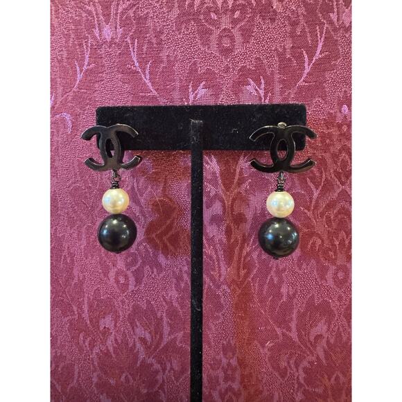 Chanel CC Black and White Pearl Dangle Pierced Earrings B14B Authentic CoA - Picture 1 of 4